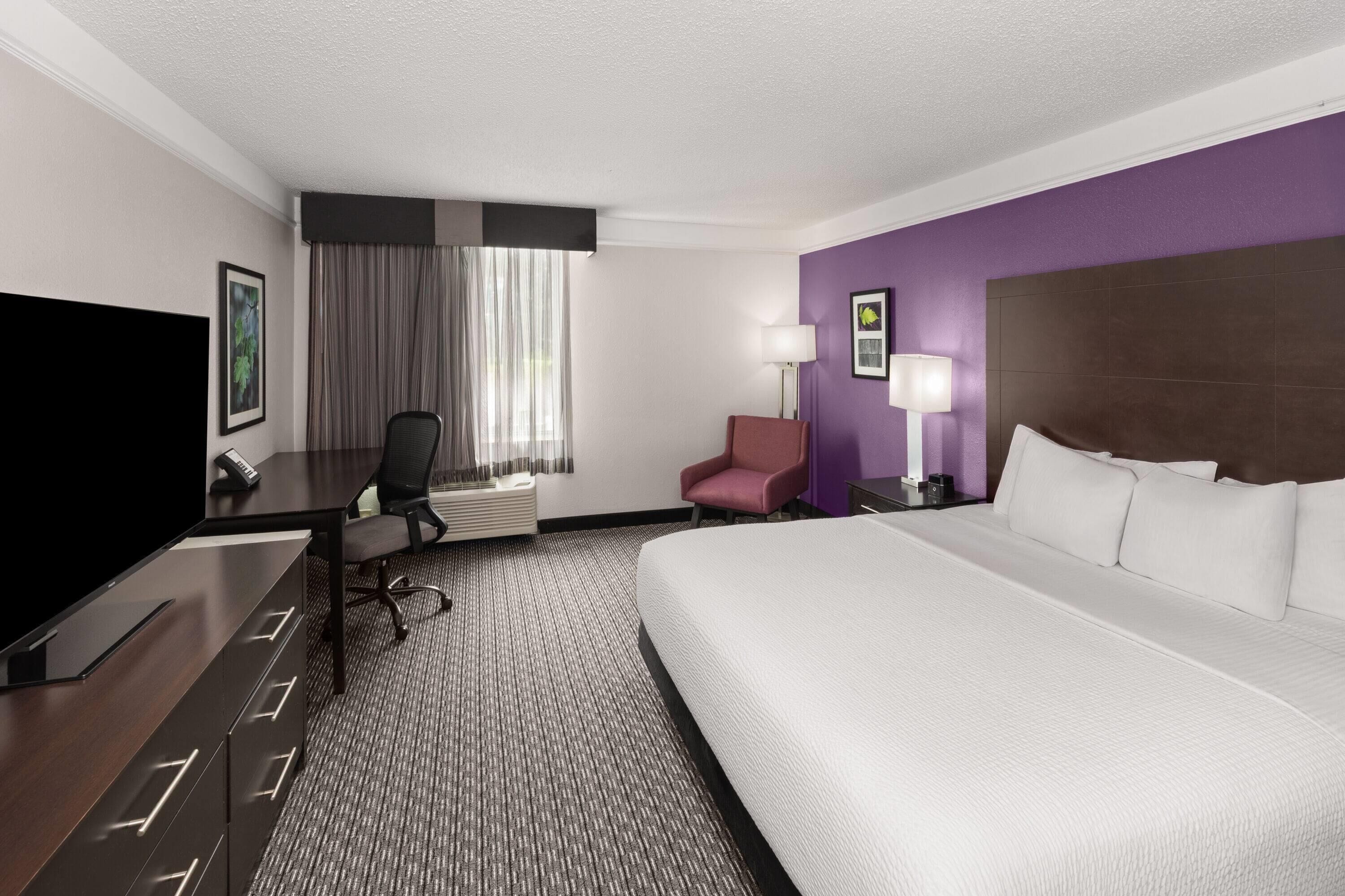 Room, 1 King Bed, Non Smoking, Bathtub | Premium bedding, pillowtop beds, desk, laptop workspace