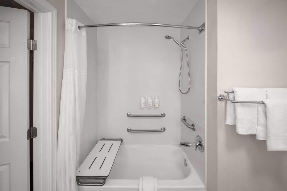 Room, 1 King Bed, Accessible, Non Smoking (Mobility,Hearing,Tub w/Grab Bars) | Accessible bathroom