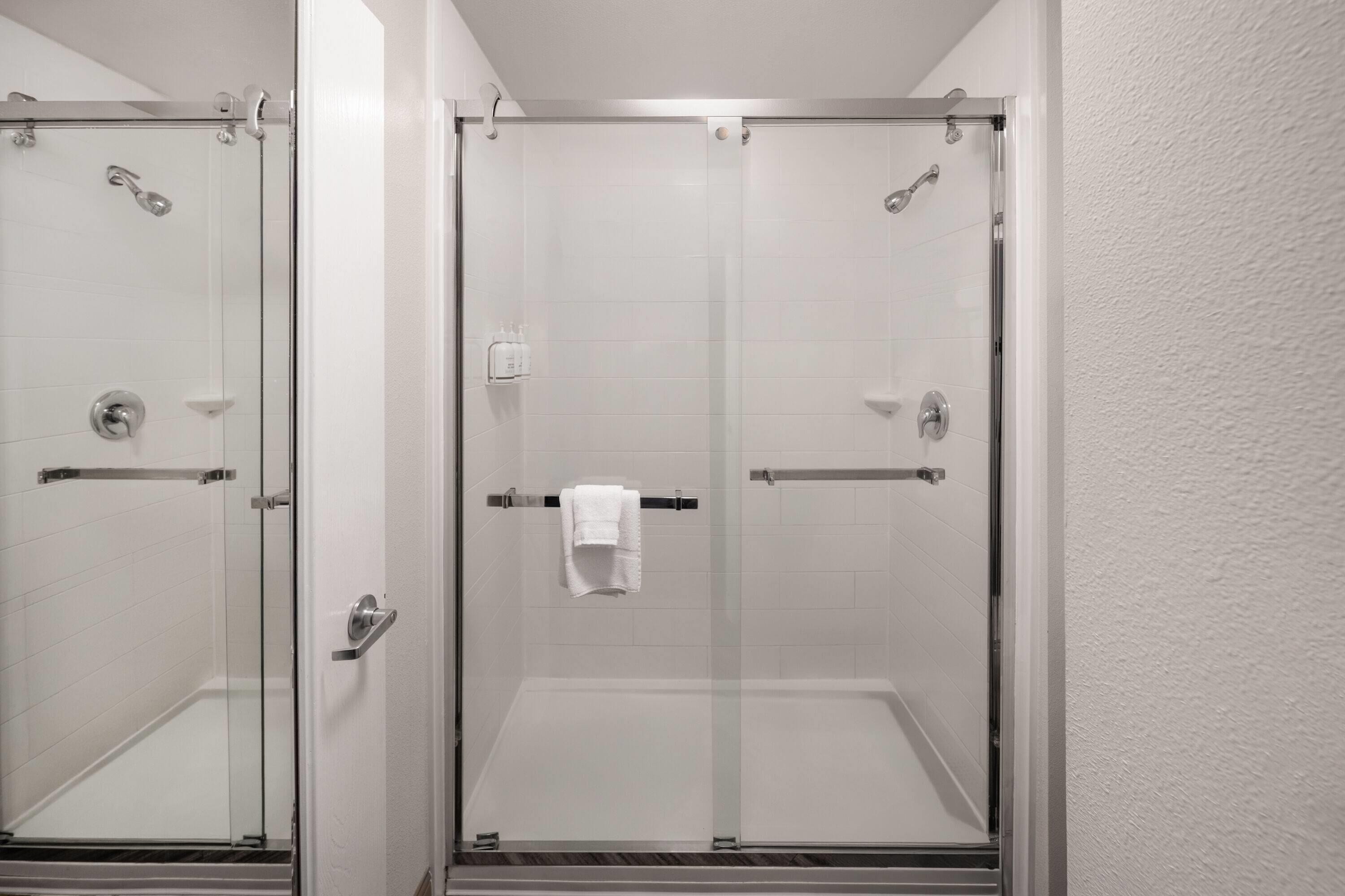 룸, 킹사이즈침대 1개, 금연 (Walk-In Shower) | 욕실 | 샤워기/욕조 결합, 무료 세면용품, 헤어드라이어, 타월