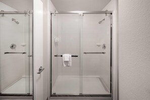 Zimmer, 1 King-Bett, Nichtraucher (Walk-In Shower) | Badezimmer | Duschwanne, kostenlose Toilettenartikel, Haartrockner, Handtücher