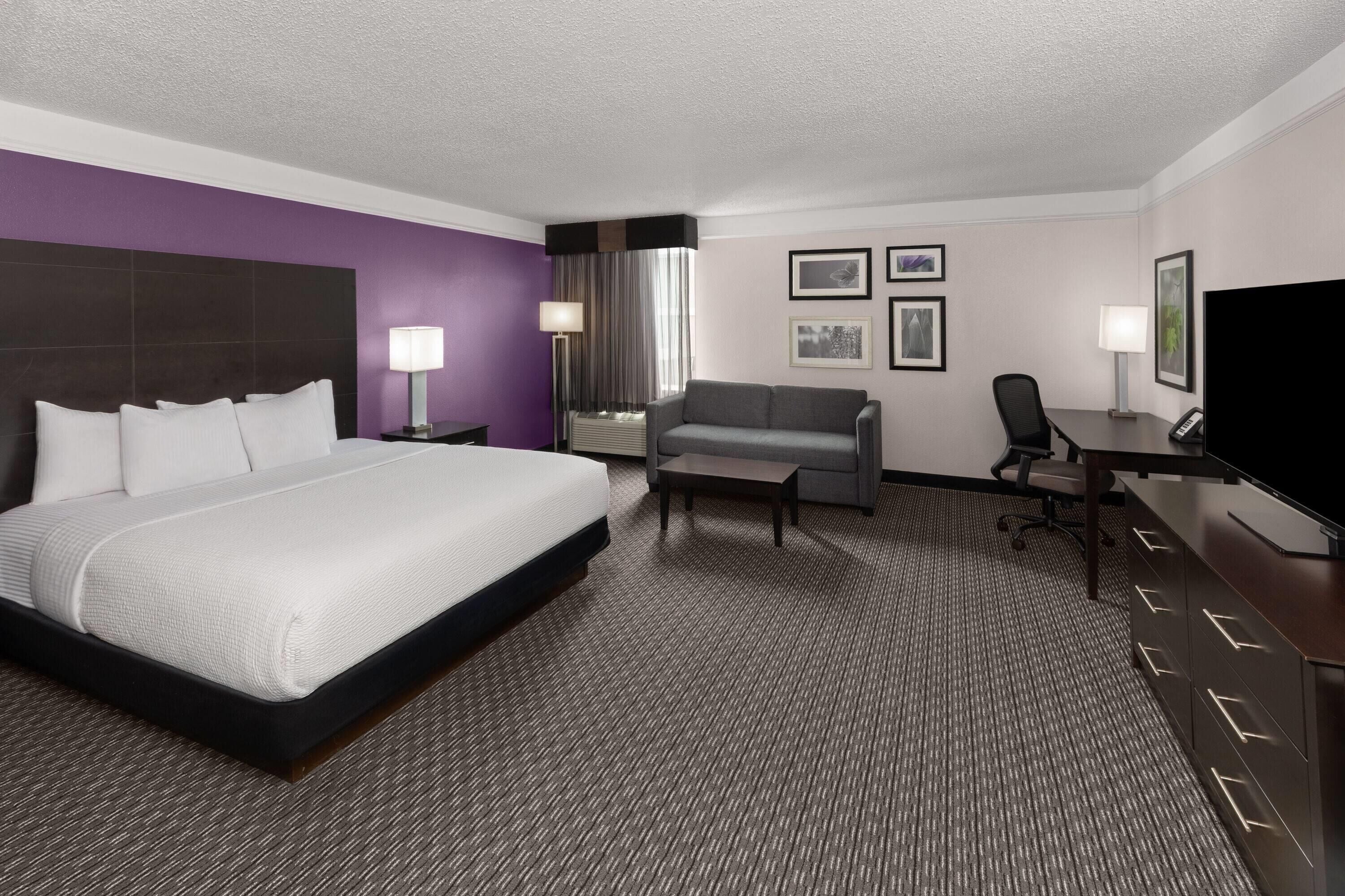 Deluxe King w/ Sleeper Sofa | Premium bedding, pillowtop beds, desk, laptop workspace