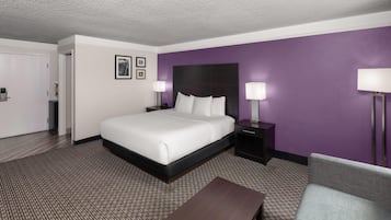 Ropa de cama de alta calidad, colchones con pillow-top y escritorio