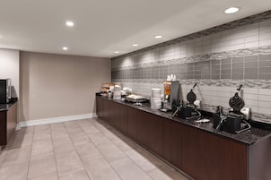 Café da manhã com buffet grátis todos os dias