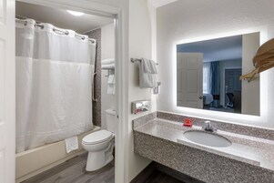 Bañera con ducha, secador de pelo, toallas