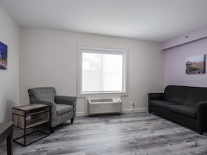 Deluxe Room, 1 King Bed, Non Smoking | Room amenity