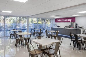 Café da manhã com buffet grátis todos os dias