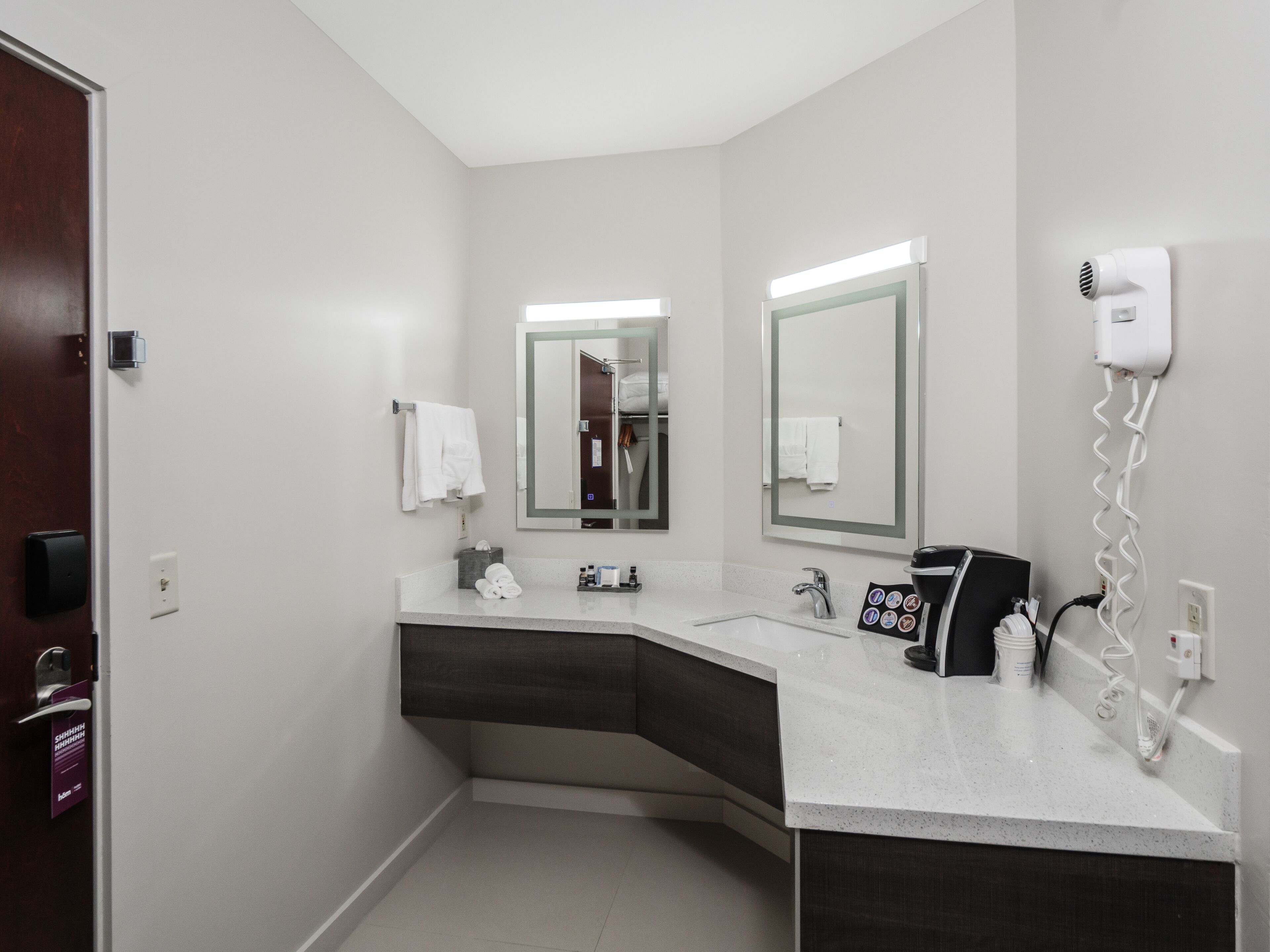 deluxe room, 1 king bed, non smoking | bathroom | combined shower/bathtub, free toiletries, hair dryer, towels