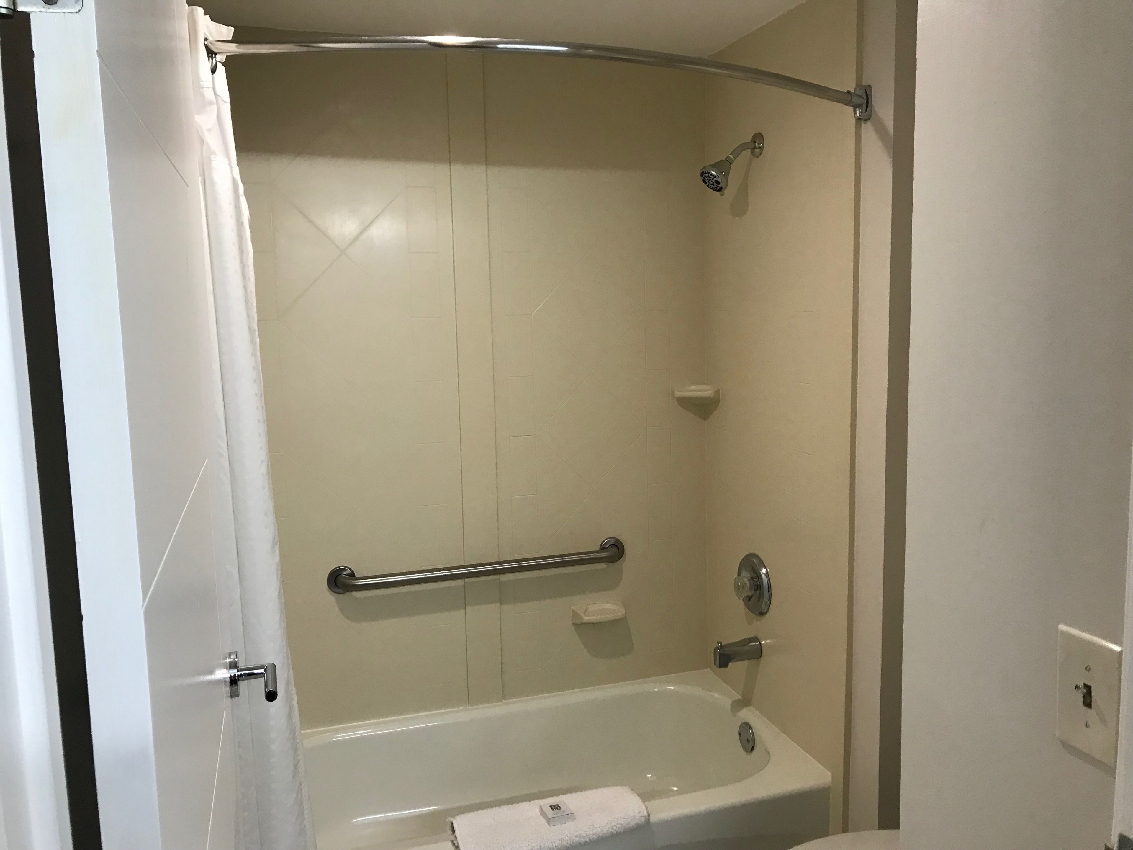 Un baño con bañera, ducha e inodoro.