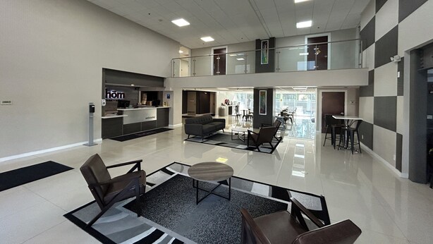 Lobby sitting area - HOM Hotel Gainesville, SureStay Collection by Best Western (Gainesville)