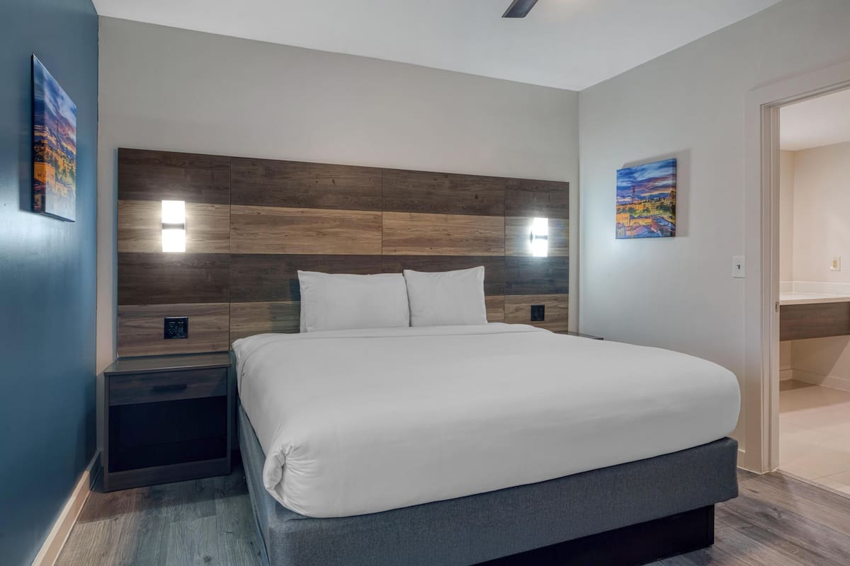 Suite, 1 King Bed, Non Smoking (Living Room) | Premium bedding, desk, blackout drapes, WiFi (free)