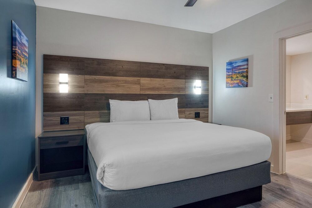 Premium bedding, desk, blackout curtains, free WiFi