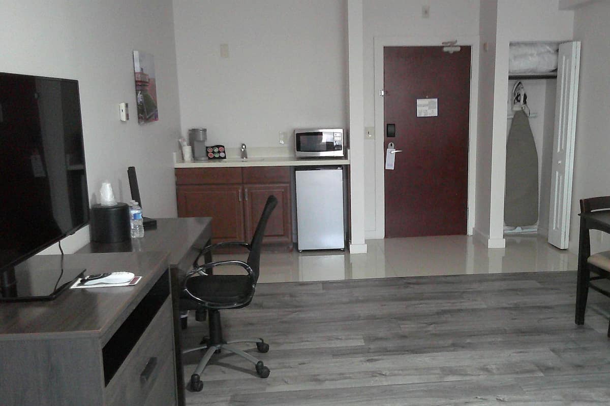 Suite, 1 letto king, non fumatori (Living Room) | Biancheria da letto di alta qualità, una scrivania, tende oscuranti