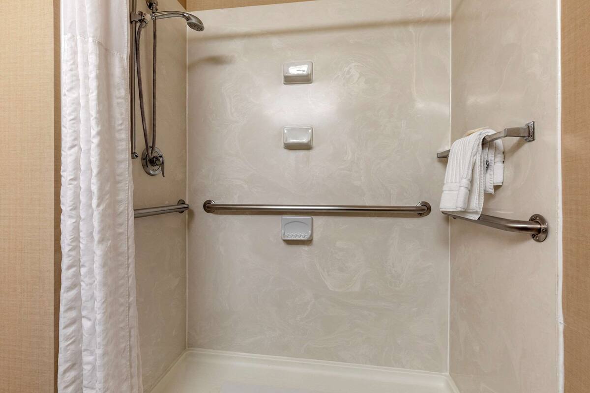Room, 1 King Bed, Accessible, Non Smoking | Bathroom | Free toiletries, hair dryer, towels