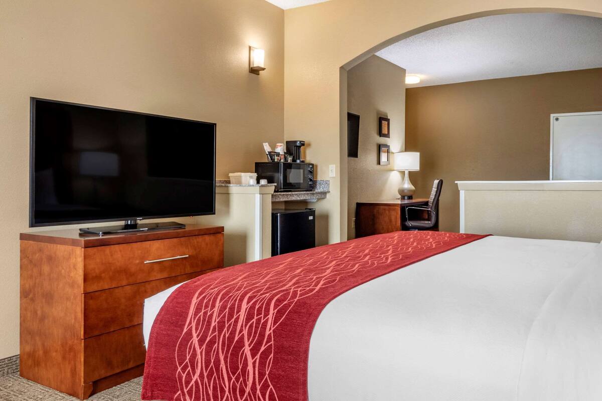 Suite, Non Smoking | Laptop workspace, iron/ironing board, WiFi (free), alarm clocks