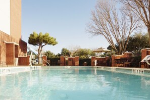 Piscina a l'aire lliure i para-sols