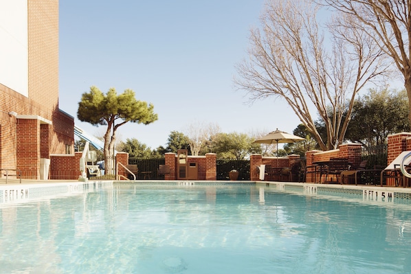 Piscina externa, guarda-sóis