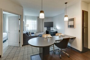 Bureau, espace de travail pour ordinateur portable, rideaux occultants