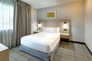 Desk, laptop workspace, blackout drapes, free WiFi - Sonesta Simply Suites Miami Airport Doral (Miami)