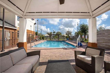 Una piscina al aire libre