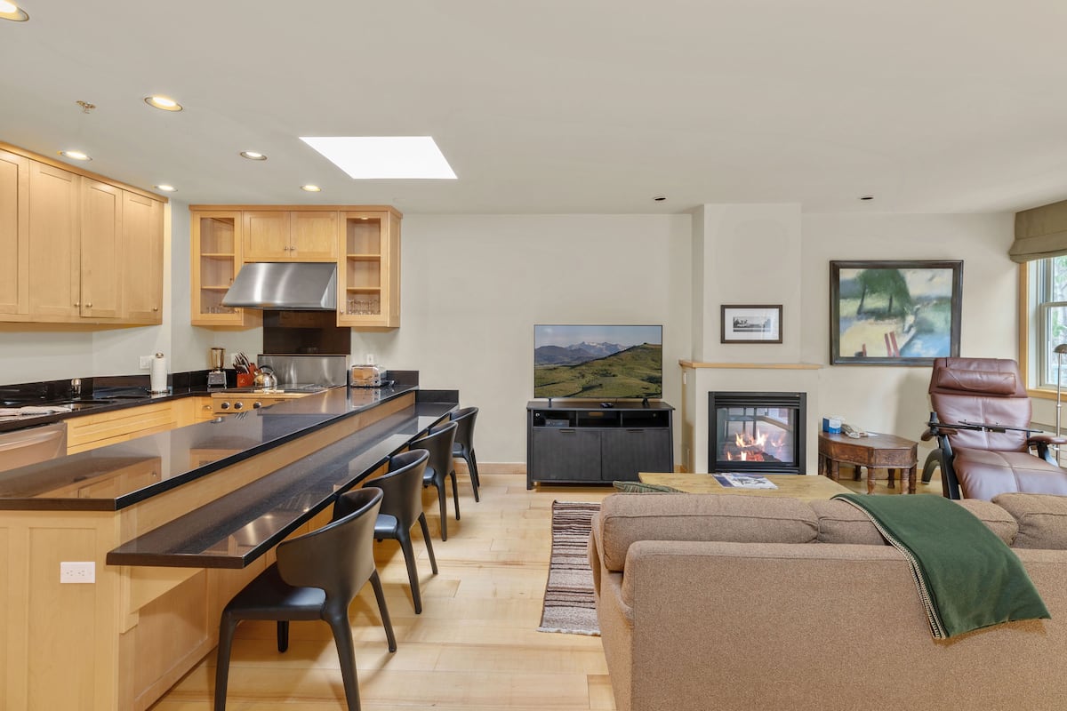 Condo, 1 Bedroom | Living area