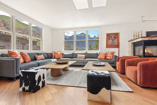 Apartment, 4 Schlafzimmer | Wohnbereich | 42-Zoll-Flachbildfernseher mit Kabelempfang, Fernseher, Kamin