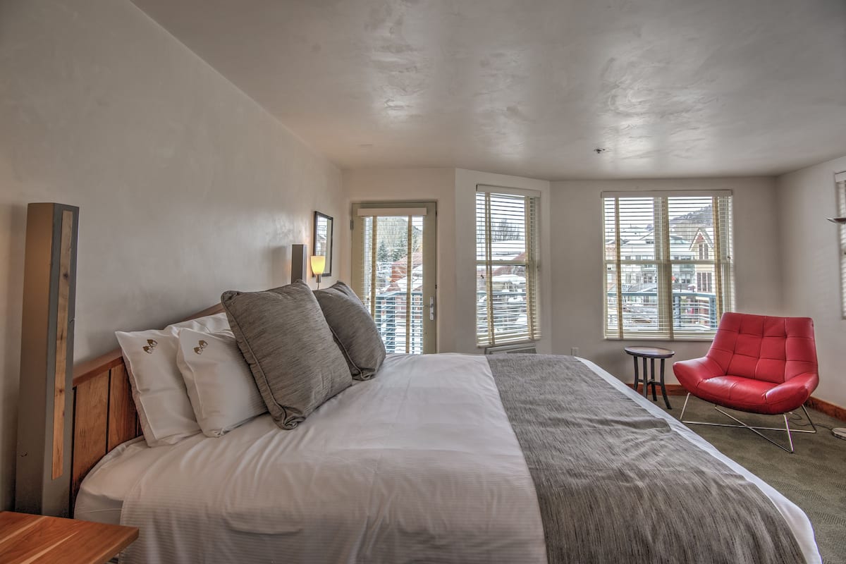 Suite, 1 très grand lit et 1 canapé-lit | Literie de qualité supérieure, coffres-forts dans les chambres, bureau