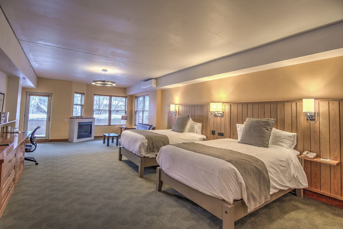 Chambre Deluxe, 2 grands lits | Literie de qualité supérieure, coffres-forts dans les chambres, bureau