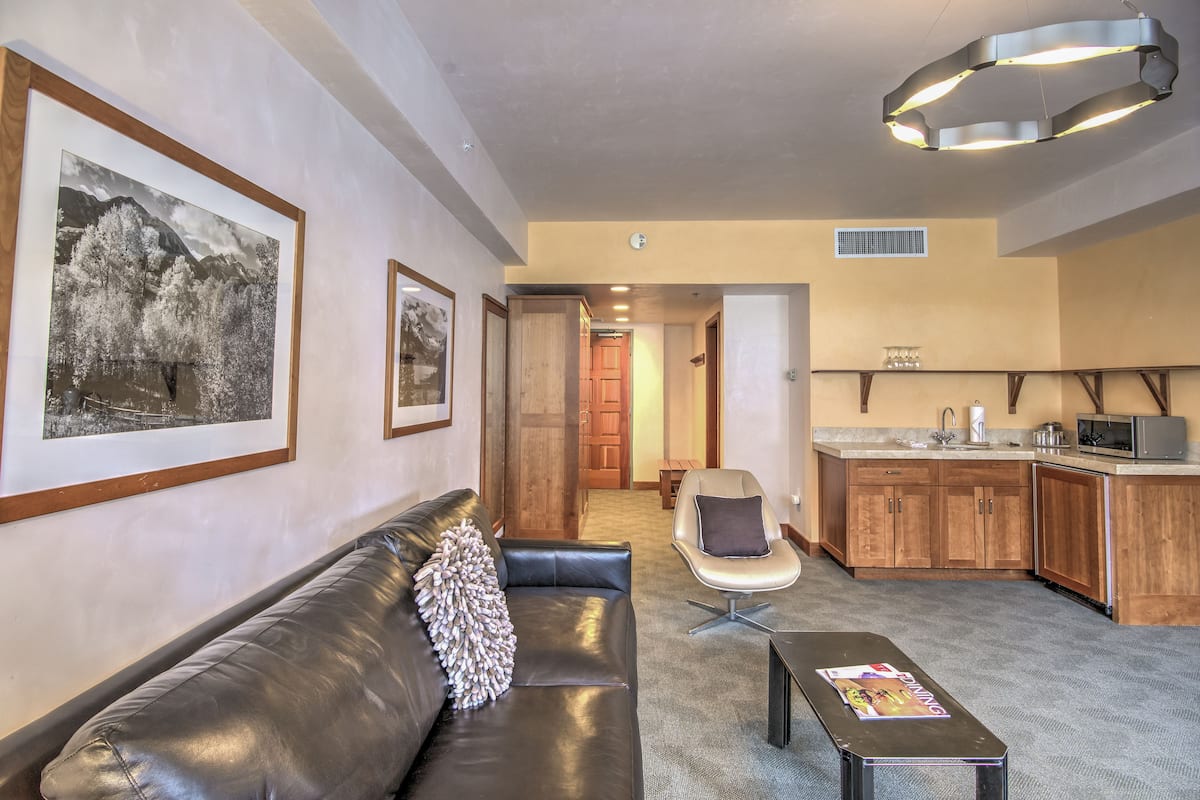 suite, 1 king bed with sofa bed | premium bedding, in-room safe, desk, iron/ironing board