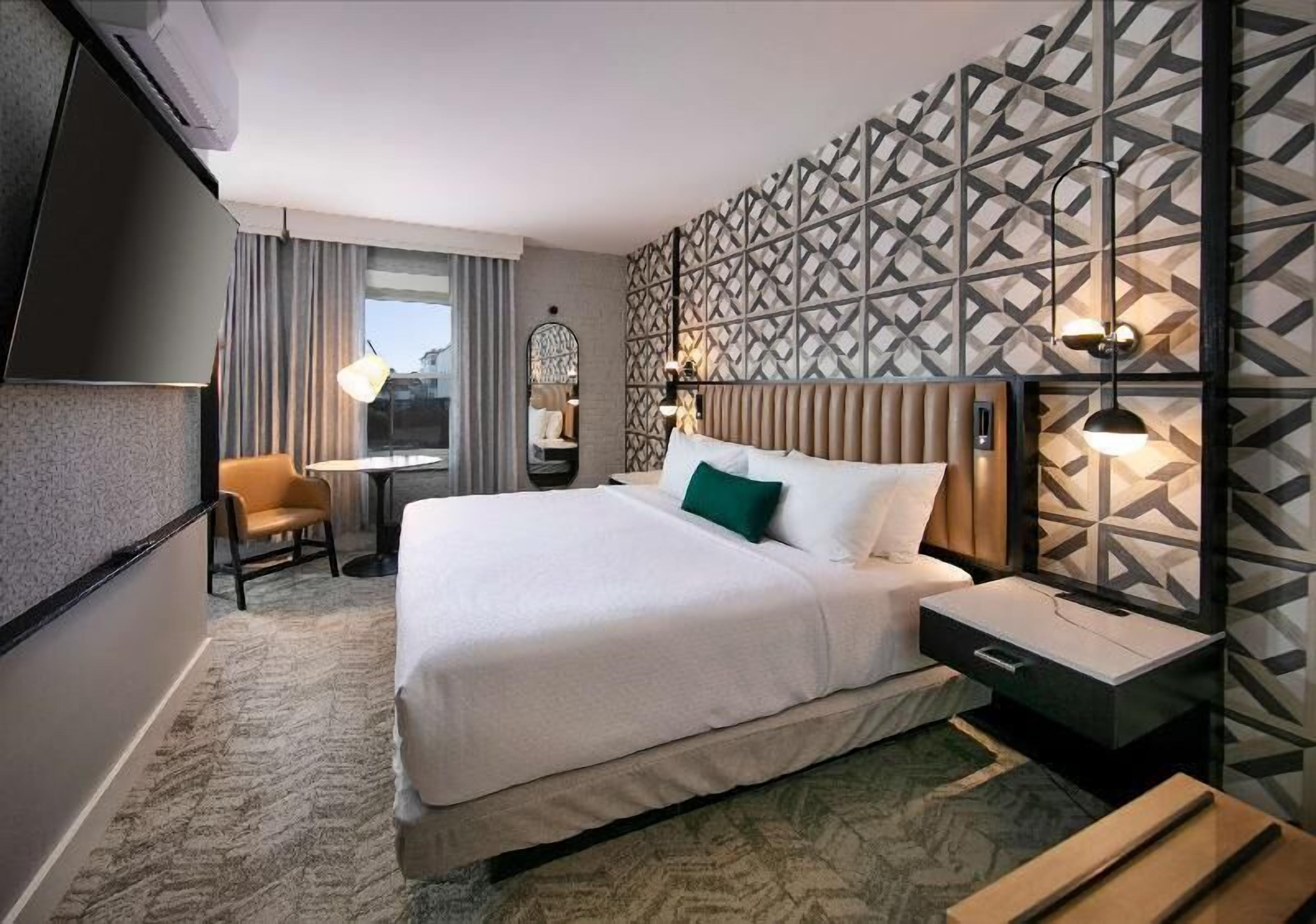 Premium bedding, in-room safe, laptop workspace, blackout drapes