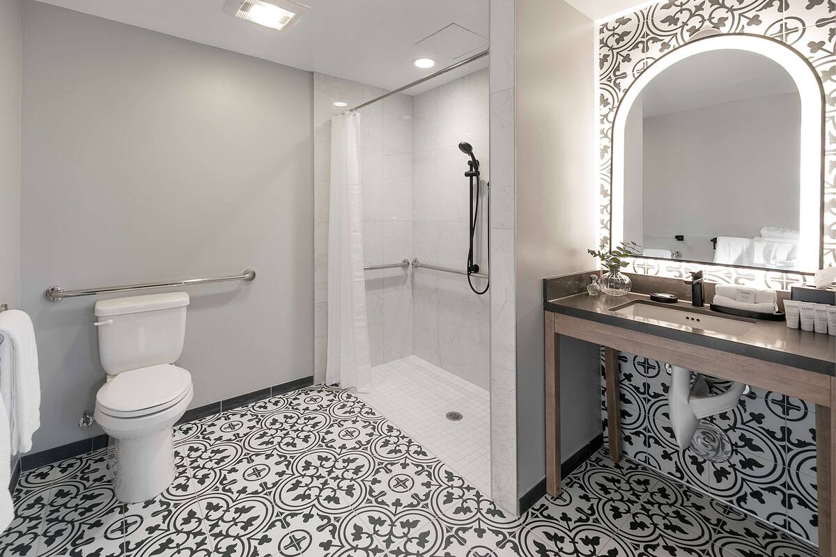 Ein modernes Badezimmer mit Dusche, Toilette und Waschtisch.