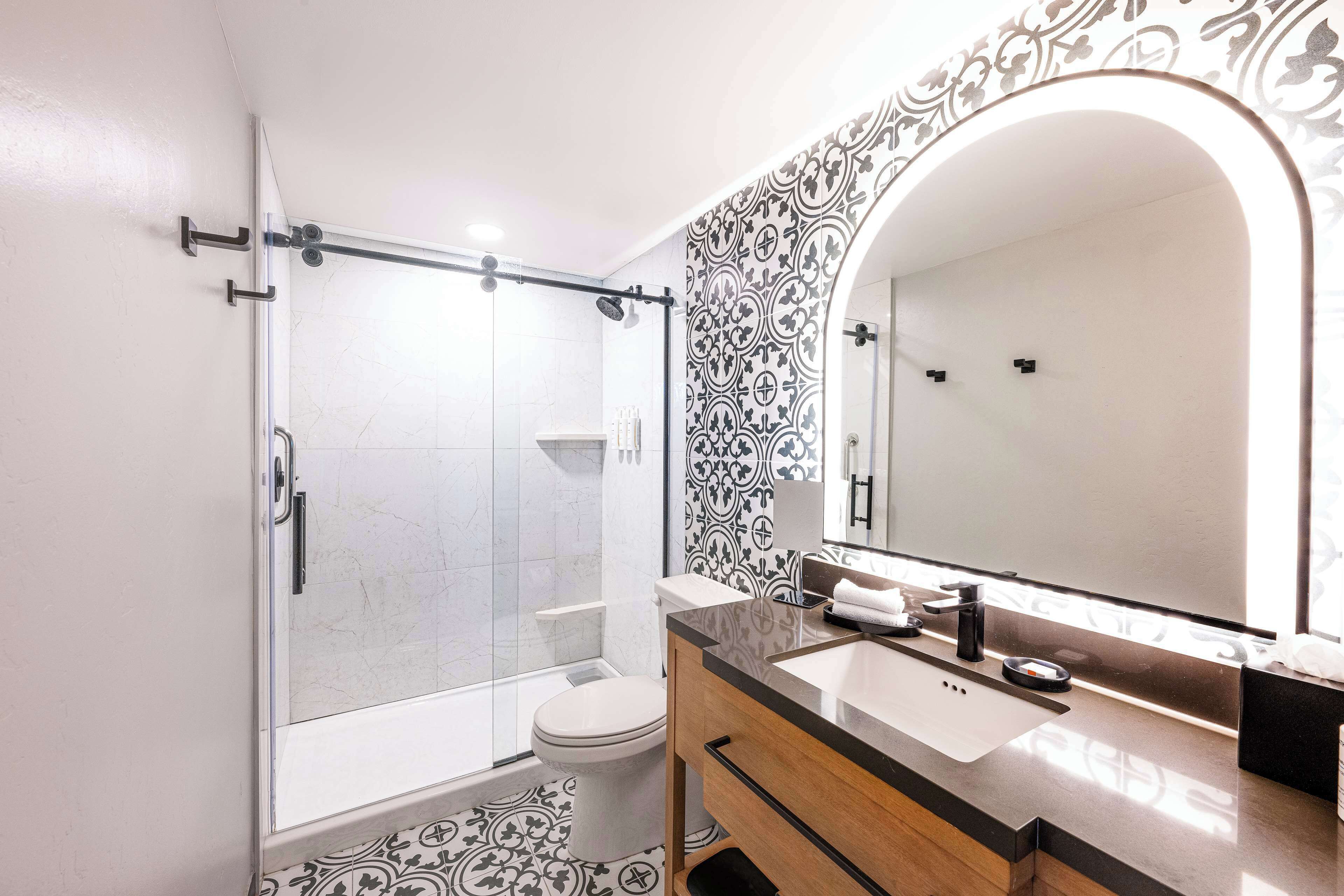 room, 2 queen beds | bathroom shower