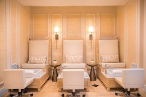 Couples treatment rooms, body treatments, aromatherapy