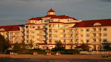 Overnatningsstedets facade – aften/nat