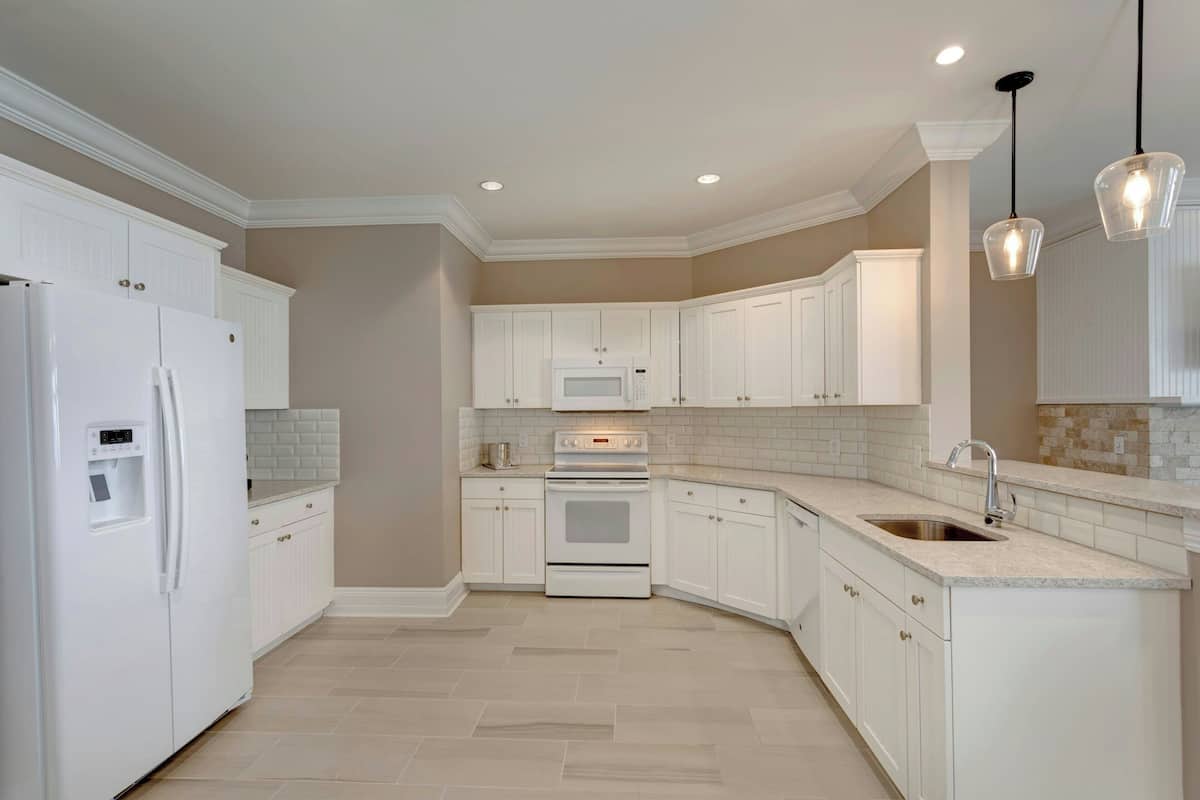 fridge, coffee/tea maker