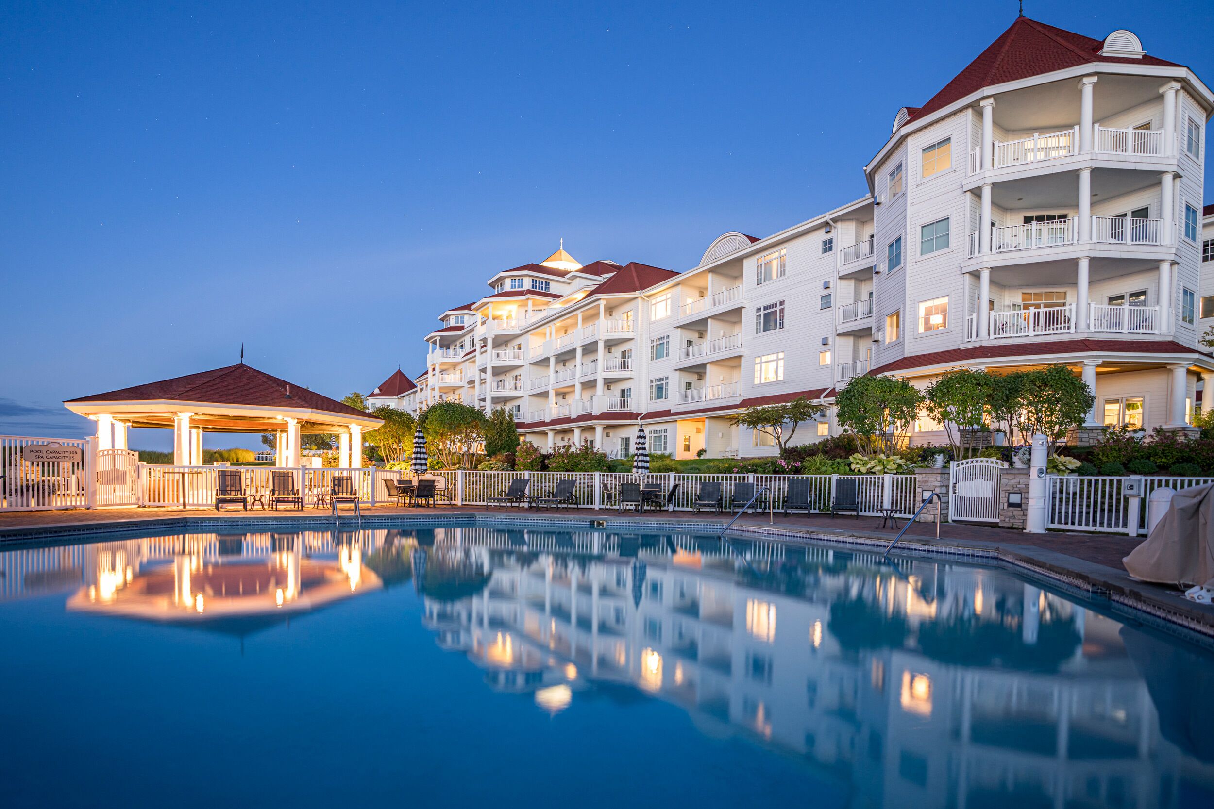 Piscine extérieure (ouverte en saison), parasols de plage
