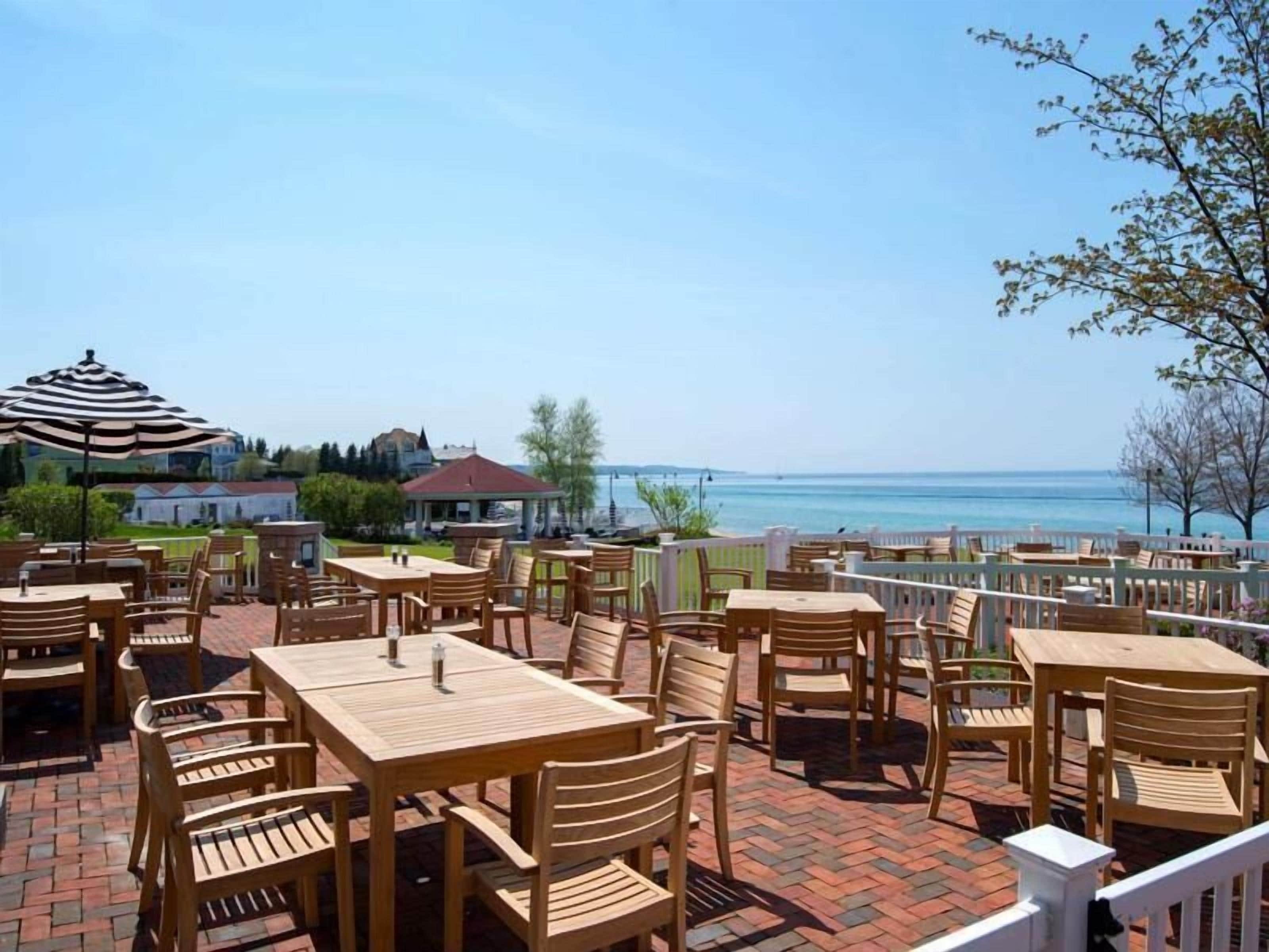 3 restaurants, breakfast served