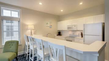 Chaumière, 2 chambres, au bord du lac | Cuisine privée | Cafétière à espresso
