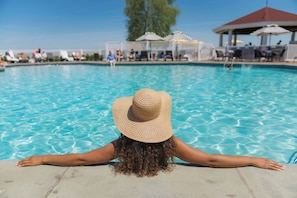 Piscine extérieure en saison
