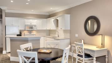 Suite, Lake View (Specialty) | Dining room