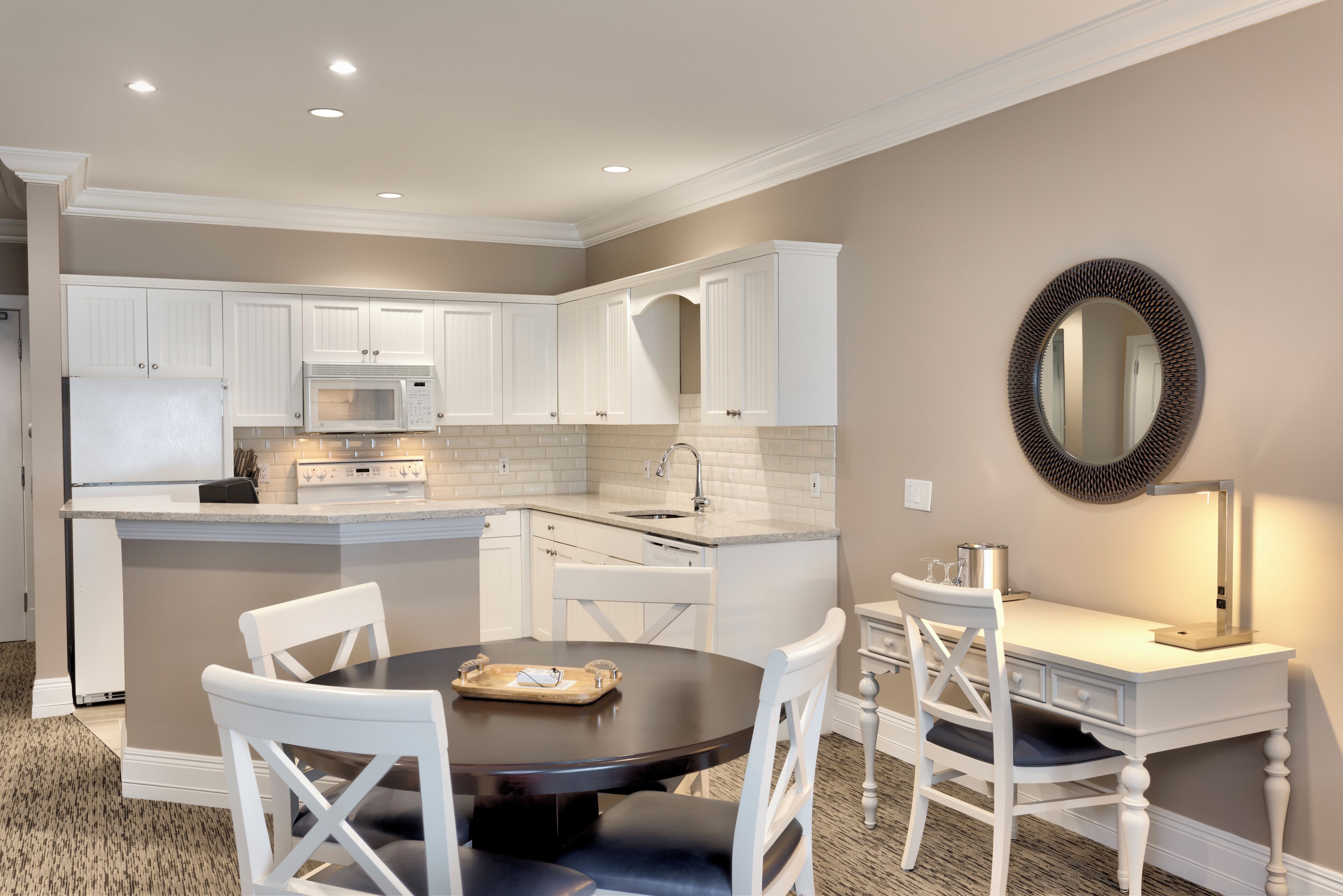 Suite, Lake View | Private kitchenette