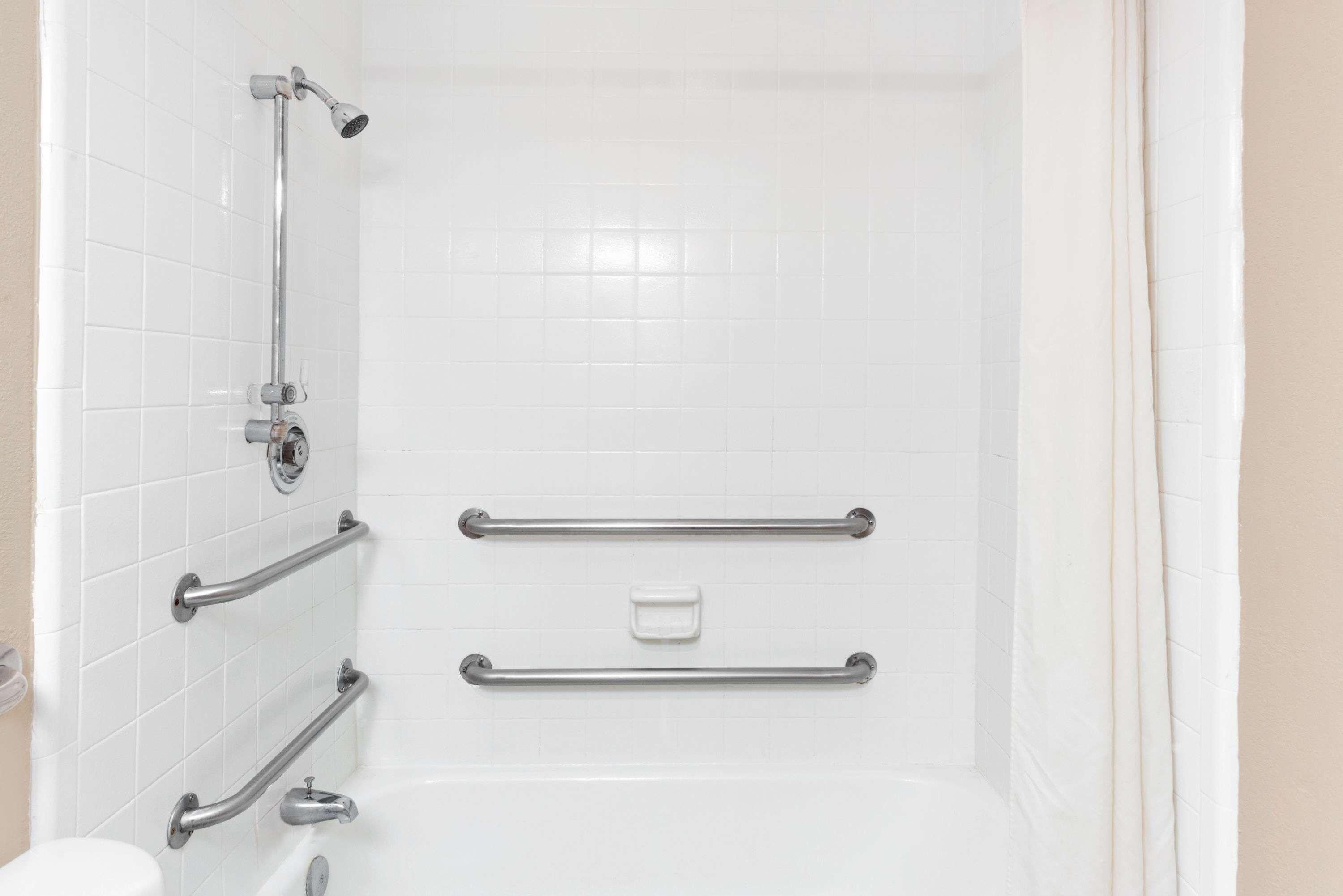 Combined shower/bathtub, hydromassage showerhead, free toiletries