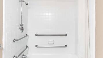 Combined shower/bathtub, hydromassage showerhead, free toiletries