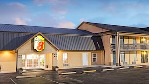 A Super 8 motel with a large parking lot and a two-story building. - Super Inn & Suites Carrollton,West Georgia (Carrollton)