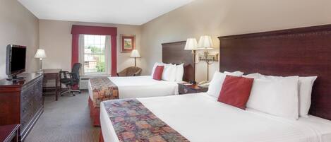 Een bureau, een laptopwerkplek, verduisterende gordijnen