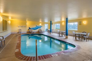 Una piscina techada, sillones reclinables de piscina