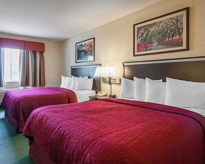 Escritorio, espacio para trabajar con laptop y cortinas blackout 