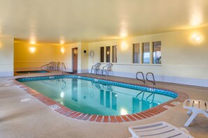 Indoor pool, open 7:00 AM to 10:00 PM, sun loungers - Quality Inn Bend North (Bend)