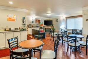 Free daily buffet breakfast - Quality Inn Bend North (Bend)