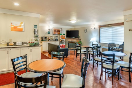 Free daily buffet breakfast . Quality Inn Bend North