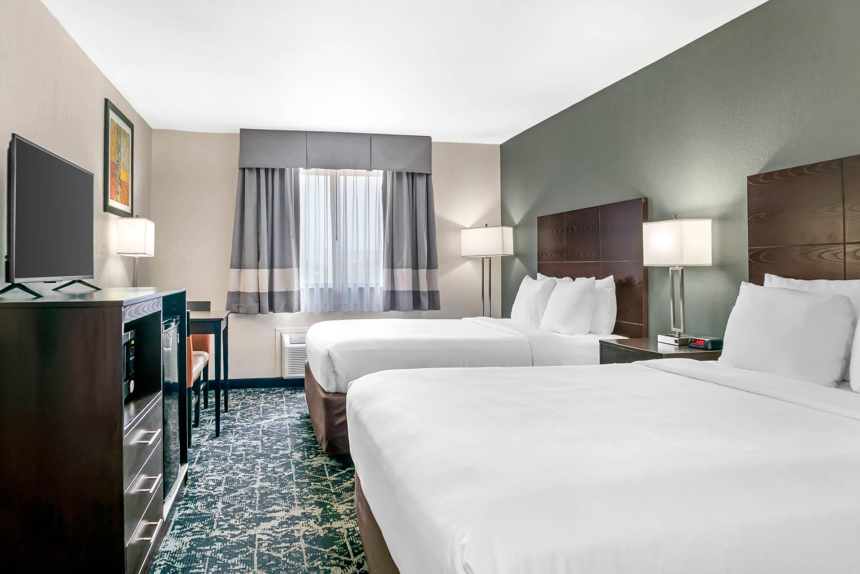 Een strijkplank/strijkijzer, gratis wifi, beddengoed, een wekker